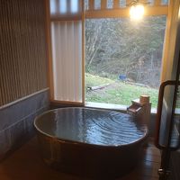 貸切風呂(ひのき)外は雪。廊下には床暖房あり。