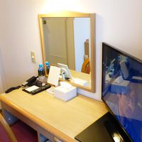 デスク回り。無料のミネラルウォーターあり。