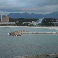 ホテル10階からの白良浜ビーチ（曇り）