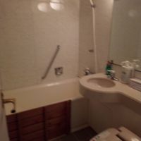 客室。タオル地のバスマットではなく、木のすのこ。