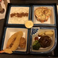 夕食のお子様ランチ。とてもジューシーなハンバーグ。