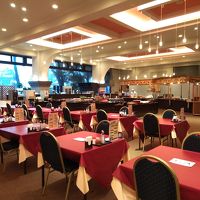 夕・朝食バイキング会場です。奥に料理コーナーがあります。