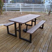 外にあるテーブル