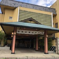 入口正面　ふれあい橋のすぐ隣にあります　