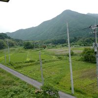 新館和室からは、山間の風景を望めます。