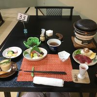 夕食には、宿が持つ畑で採れた野菜も登場します。