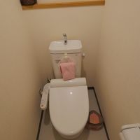 本館2階の共同トイレ。近年改修されたのでとても綺麗です。