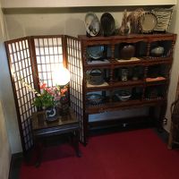 通路には、アンティーク系の家具があったり…