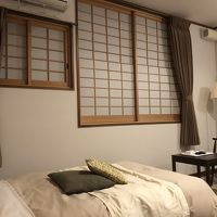 障子を開けると裏山の緑。