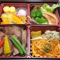 朝食はコロナで弁当対応。味噌汁、お茶付の洋風折り詰め。