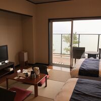 2階のツインルーム。広いベランダがあり見附島が見えます。