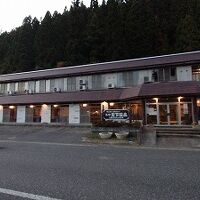 只見川に沿った道路の向かいにあります。