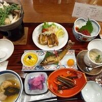 夕食、品数が豊富です。