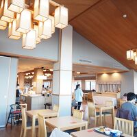 朝食はバイキング。