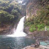 大滝を見ながら露天風呂に入れます。