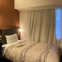 広めのベッド。