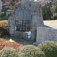 玄関付近の石碑