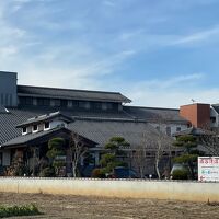 赤平川のそばにあります。