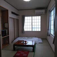 2階の角部屋は、右の窓から諏訪湖が見えます。
