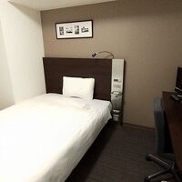 シックな客室。眺望はありません。