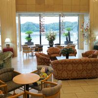 ロビーは海の目の前。チェックイン時は麦茶とおしぼりのサービス