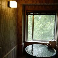 部屋温泉の様子。外の風を浴びれて気持ちいいです！