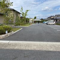 東方館南側の駐車場。前の公道は両側通行でした
