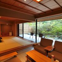 居間の脇に、ソファーが並ぶリビングスペースも。