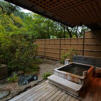 周りを気にすることなく、かけ流しの温泉を存分に味わえます。