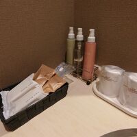 洗面台横のアメニティ