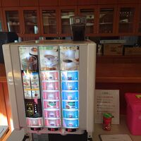 1階にある100円で利用可能なドリンクバーは便利。