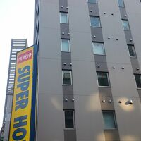 歌舞伎町のホテル街のなかにあります。