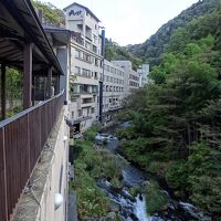 湯川に面して建つ