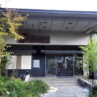 玄関、フロントは２階