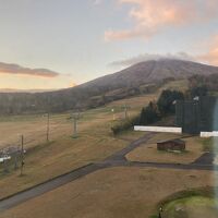 室内から。前森山まで行くゴンドラが見えます