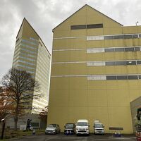 レモンイエロー色の本館とタワー