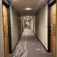 廊下のカーペットは特徴的