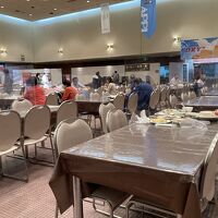 夕食も仕切りつきの大部屋