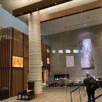 ロビーは天井が高いが意外とこじんまり