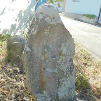 道祖神　ここを右に曲がってゲストハウスへ