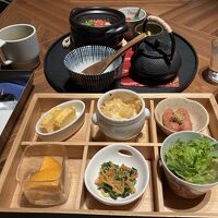和朝食。