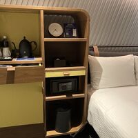 キャビネットの奥にコンセント系。