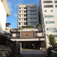 7階の部屋からは隣のビルの壁で見晴らし無し