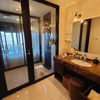 開放的な洗面所の奥に、シャワールームと自分専用の温泉♪