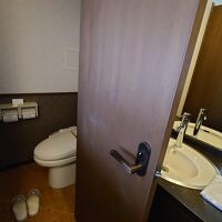 部屋トイレもシャワートイレでとっても綺麗です。