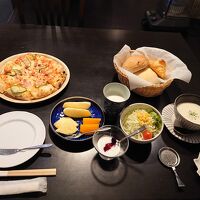 朝食には何と窯焼きピザ1枚が登場してびっくり！