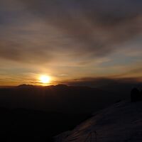 雪上車で最高のビュースポットに連れて行ってくれます。