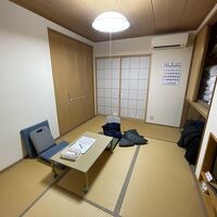 2人で泊まっても狭くない6畳敷。大きな和室も別途アリ