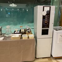 ロビーラウンジのコーヒーマシーンなど