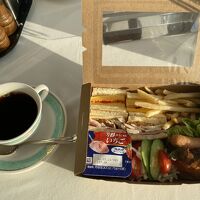 朝食の弁当をゴルフ場ラウンジで